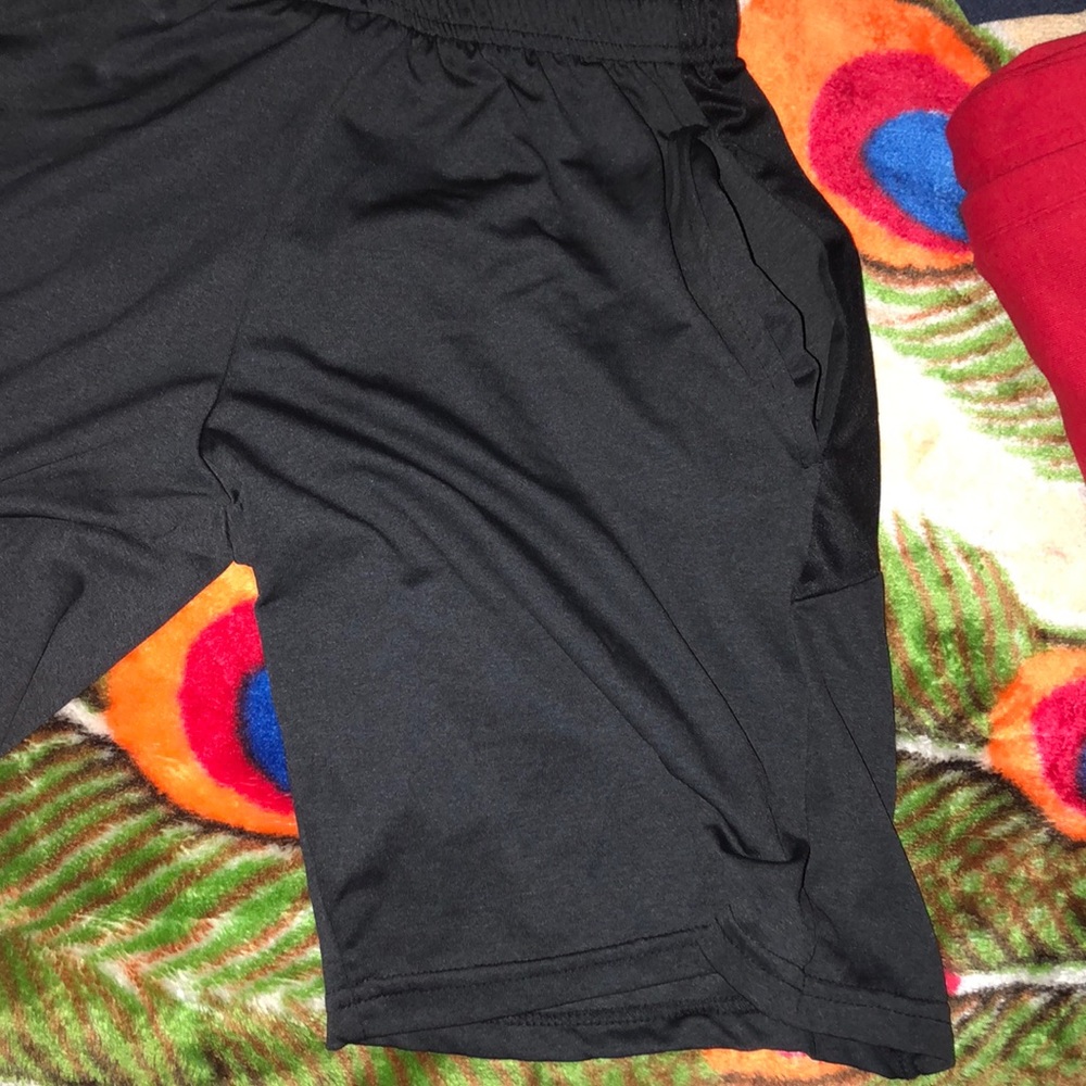 Black sports shorts - Picture 3 of 7